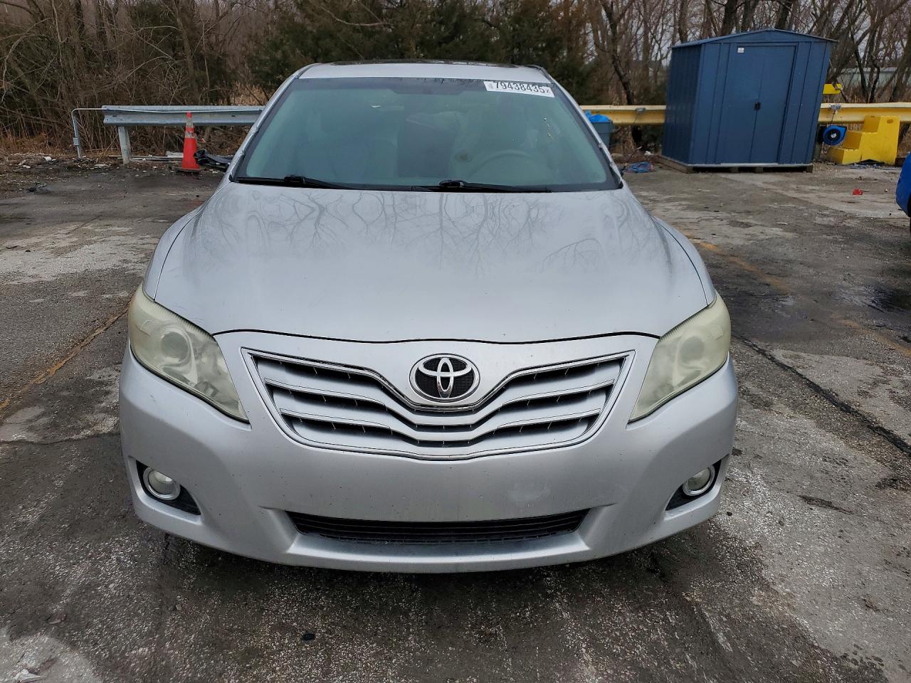 2011 TOYOTA CAMRY XLE photo 5