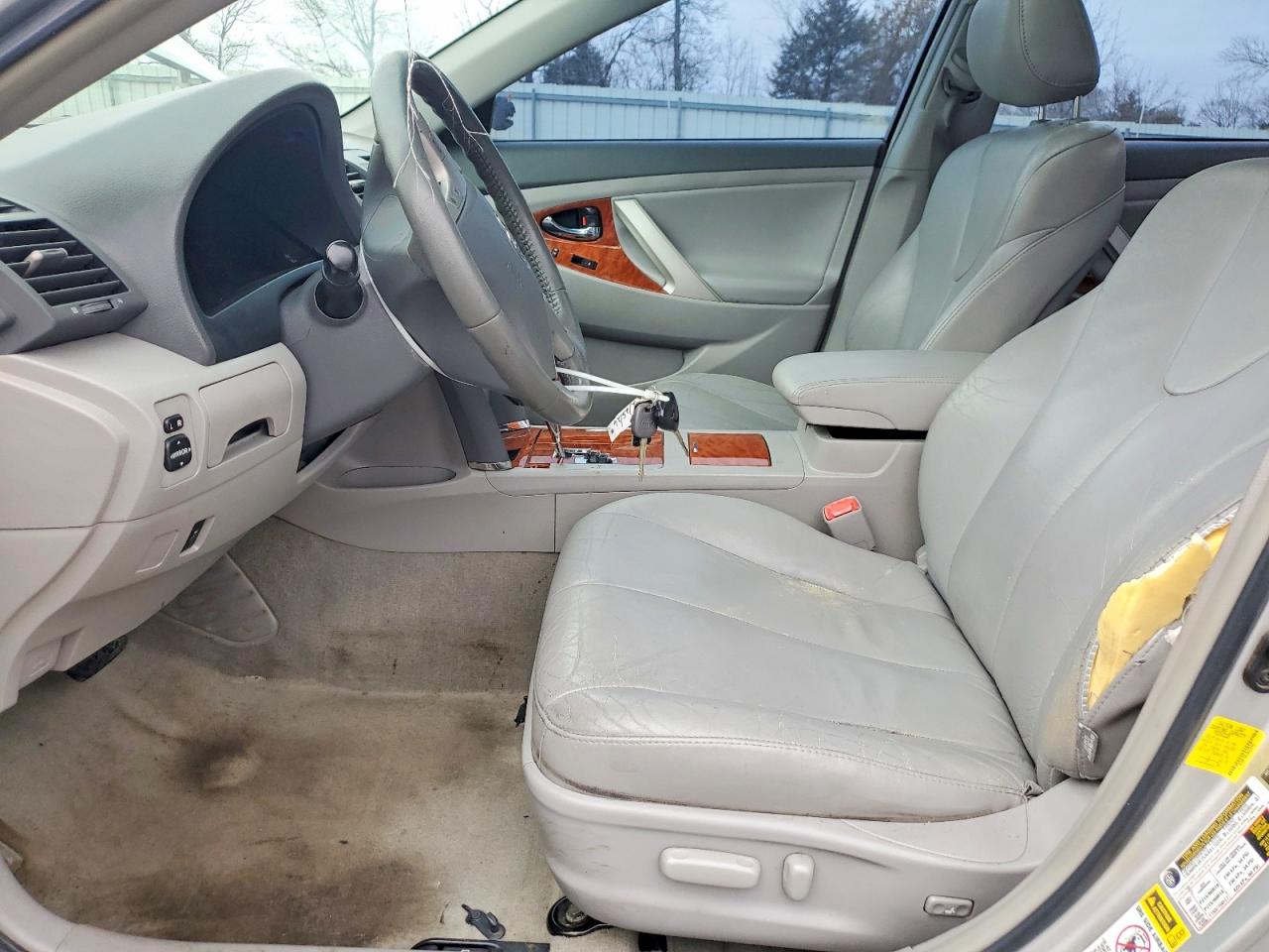 2011 TOYOTA CAMRY XLE photo 7