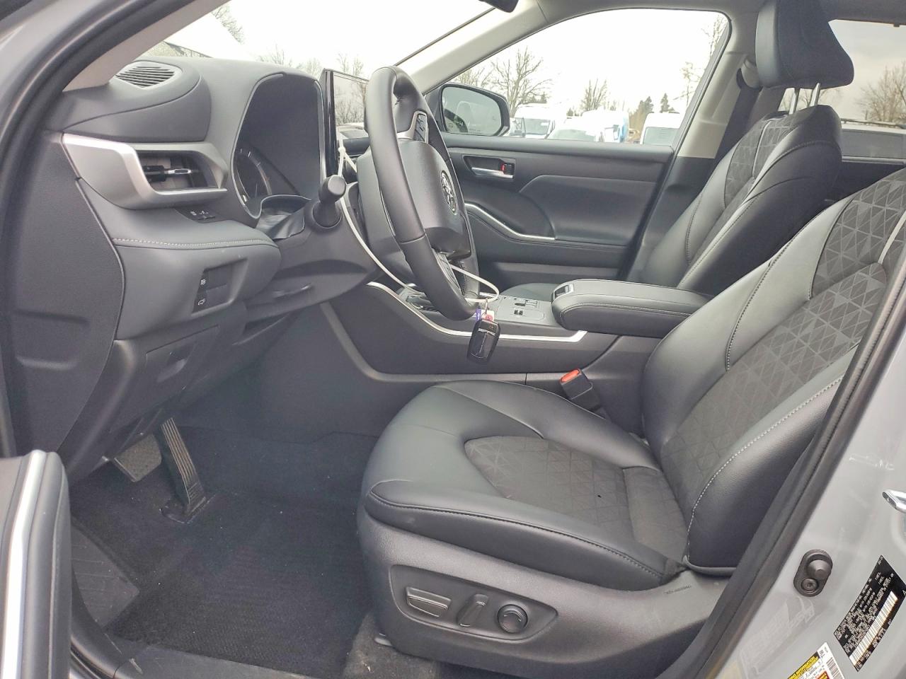 2025 TOYOTA HIGHLANDER HYBRID XLE NIGHTSHADE photo 11
