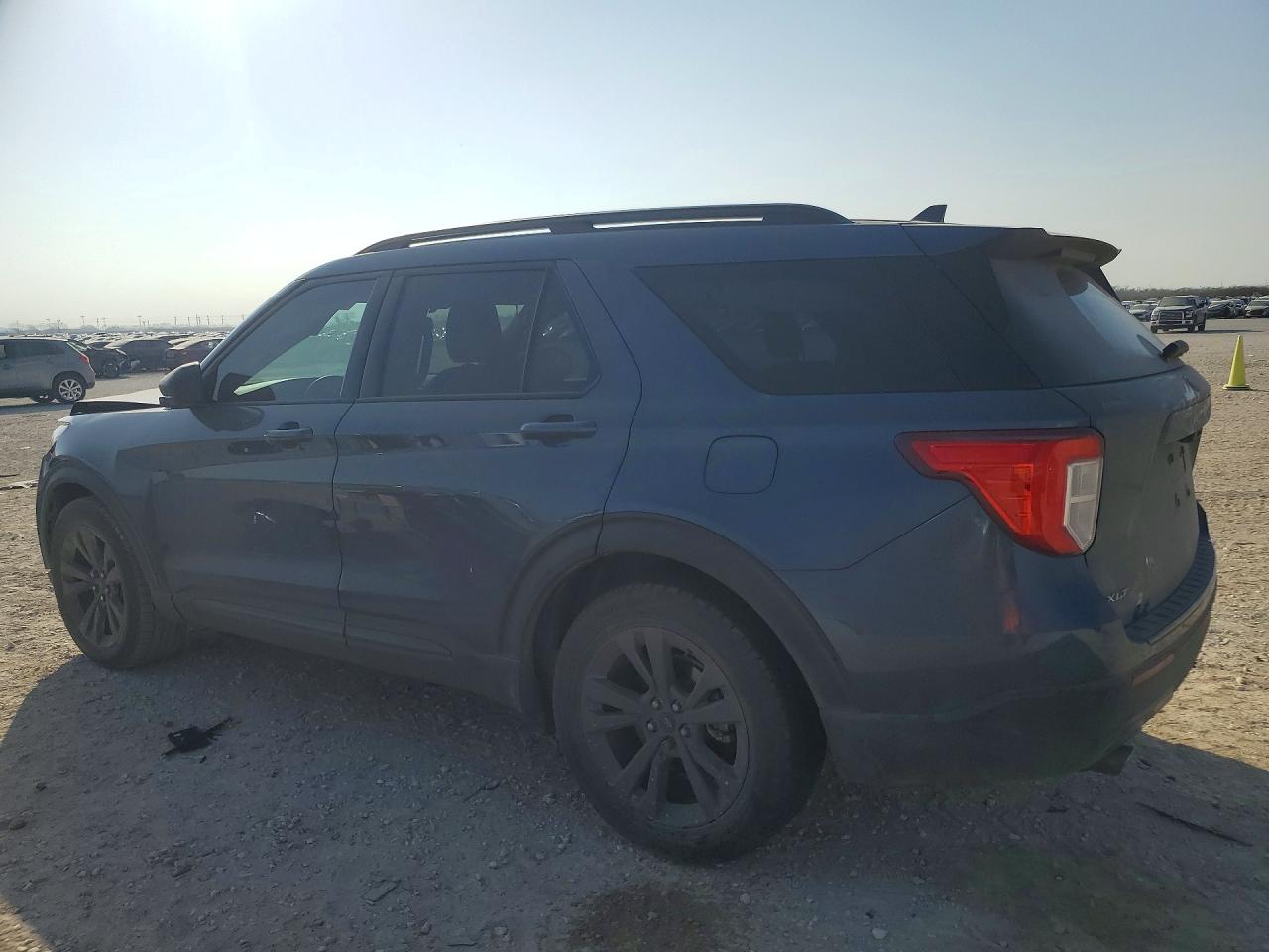 2021 FORD EXPLORER XLT photo 2