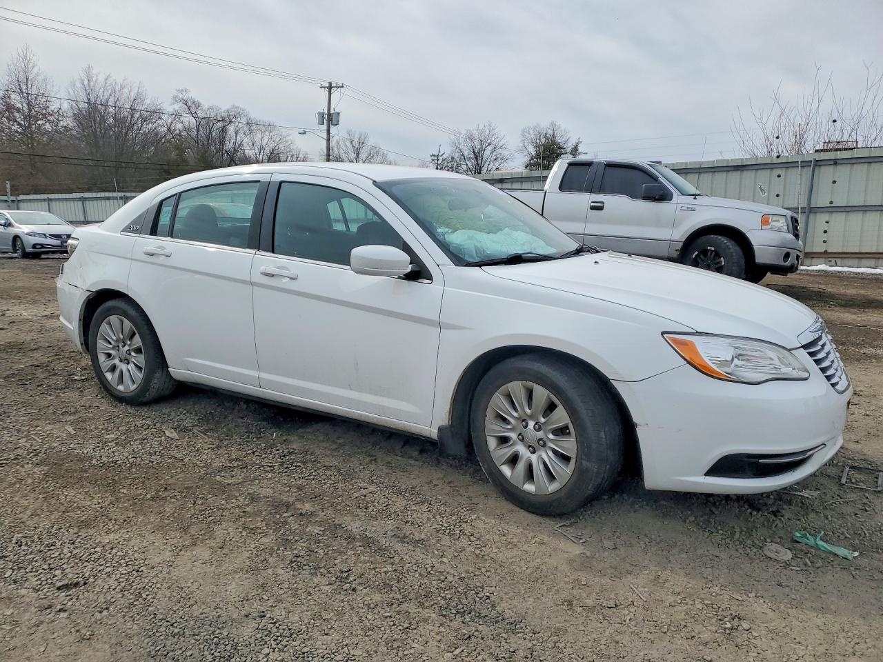 2013 CHRYSLER 200 LX photo 4