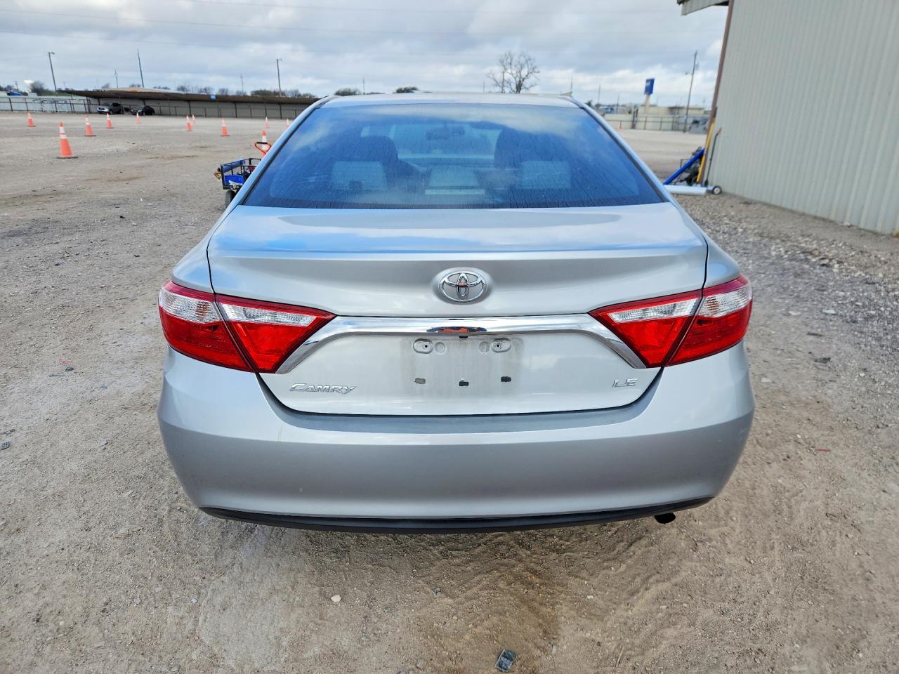 2016 TOYOTA CAMRY LE photo 16