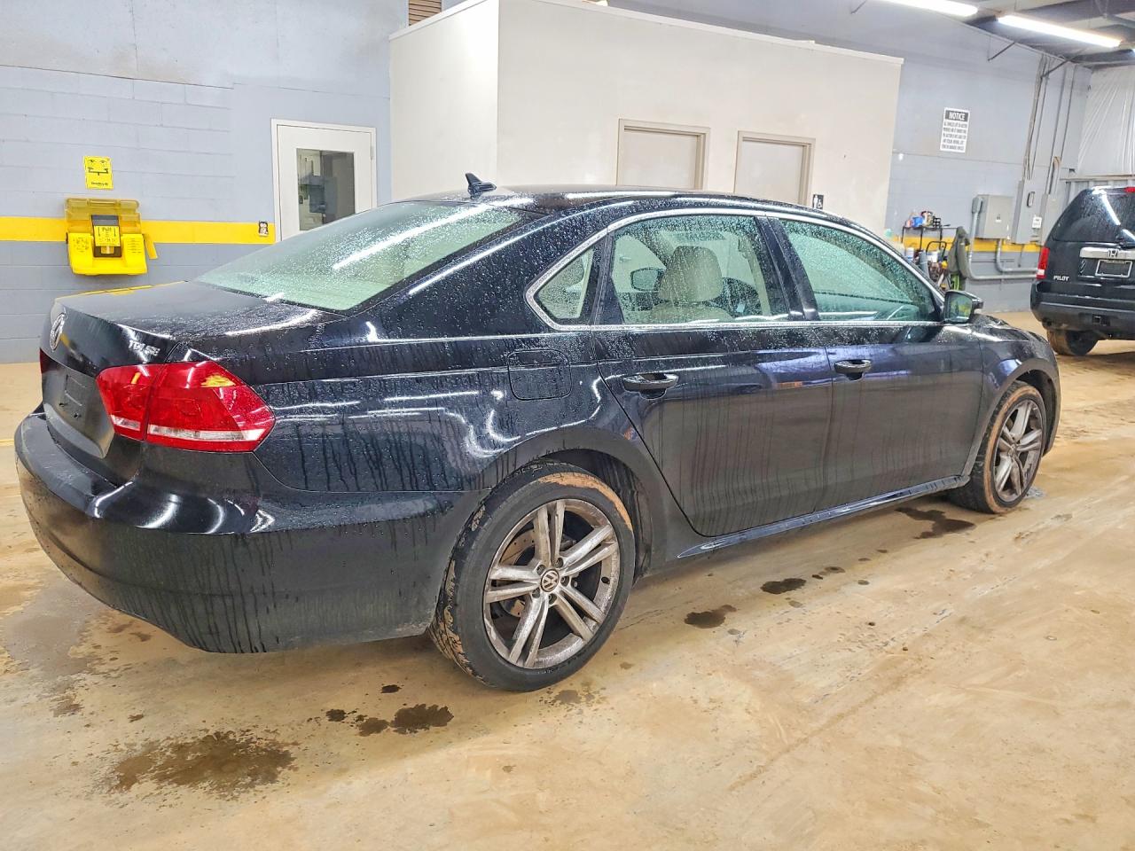 2014 VOLKSWAGEN PASSAT SE photo 3