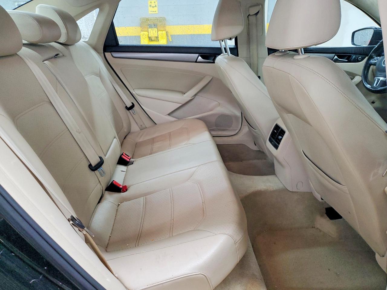 2014 VOLKSWAGEN PASSAT SE photo 10