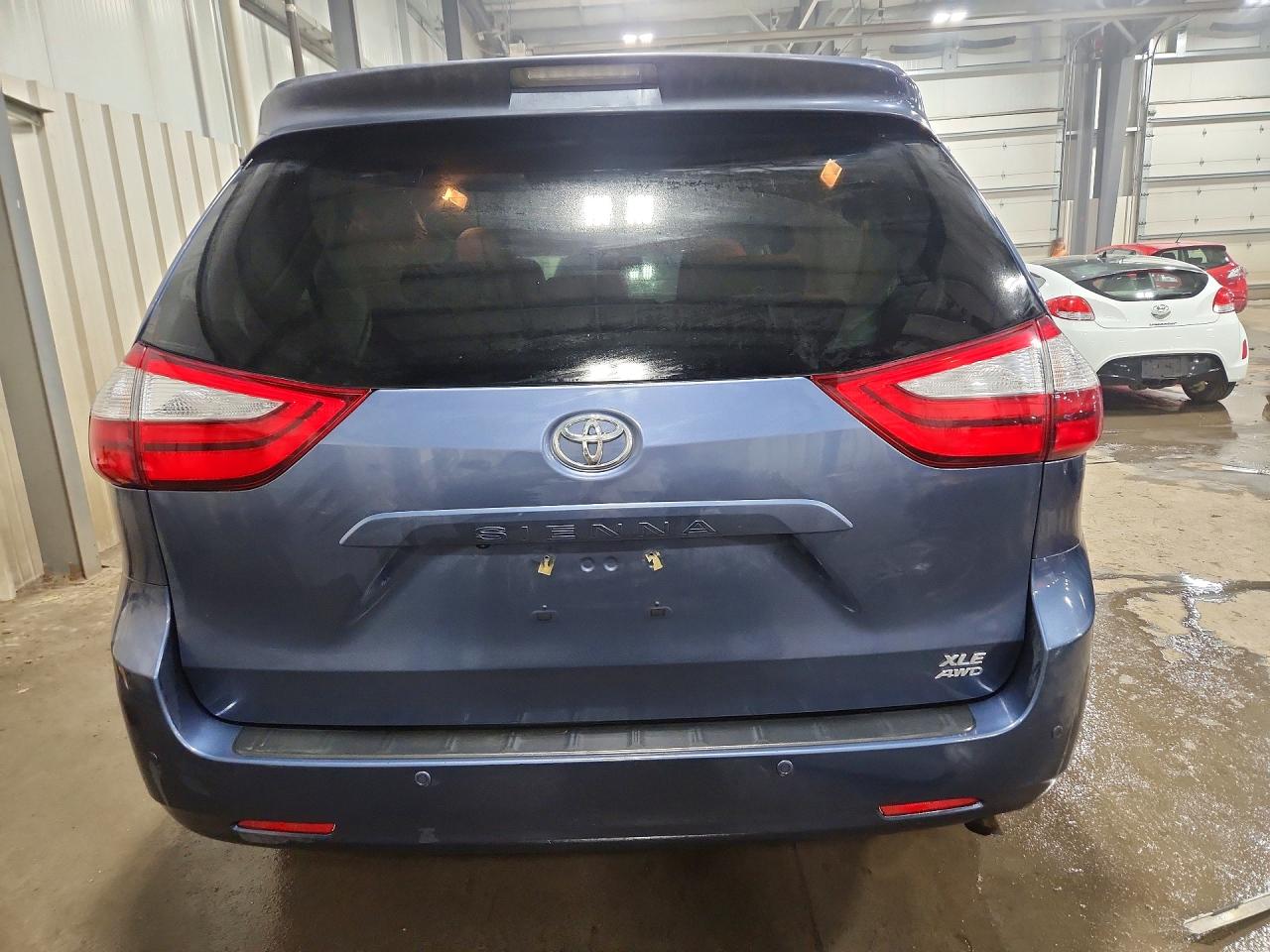 2017 TOYOTA SIENNA XLE 7-PASSENGER photo 16