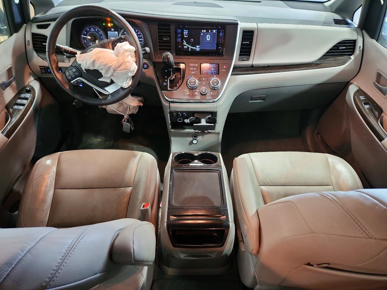 2017 TOYOTA SIENNA XLE 7-PASSENGER photo 22
