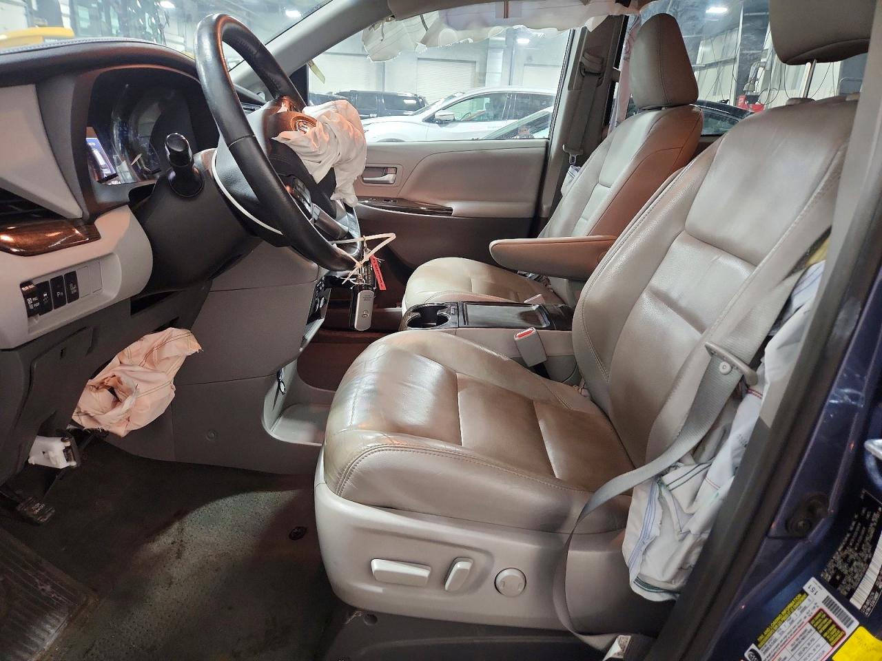 2017 TOYOTA SIENNA XLE 7-PASSENGER photo 19