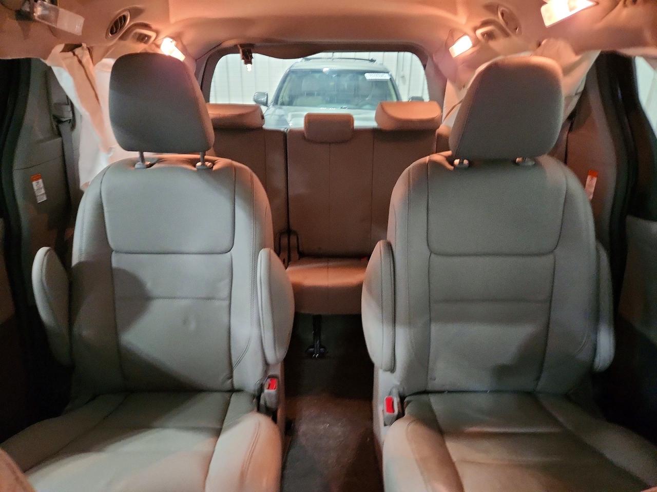 2017 TOYOTA SIENNA XLE 7-PASSENGER photo 28