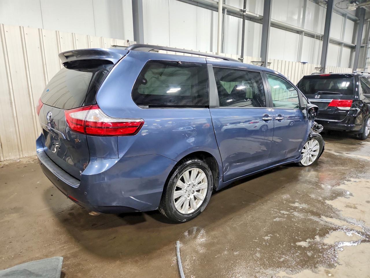 2017 TOYOTA SIENNA XLE 7-PASSENGER photo 7