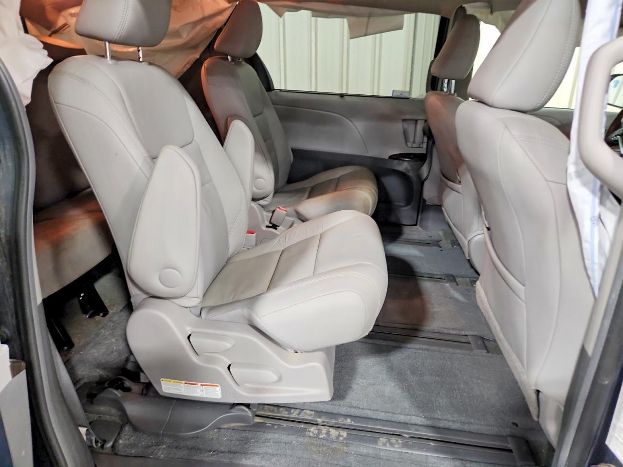 2017 TOYOTA SIENNA XLE 7-PASSENGER photo 31