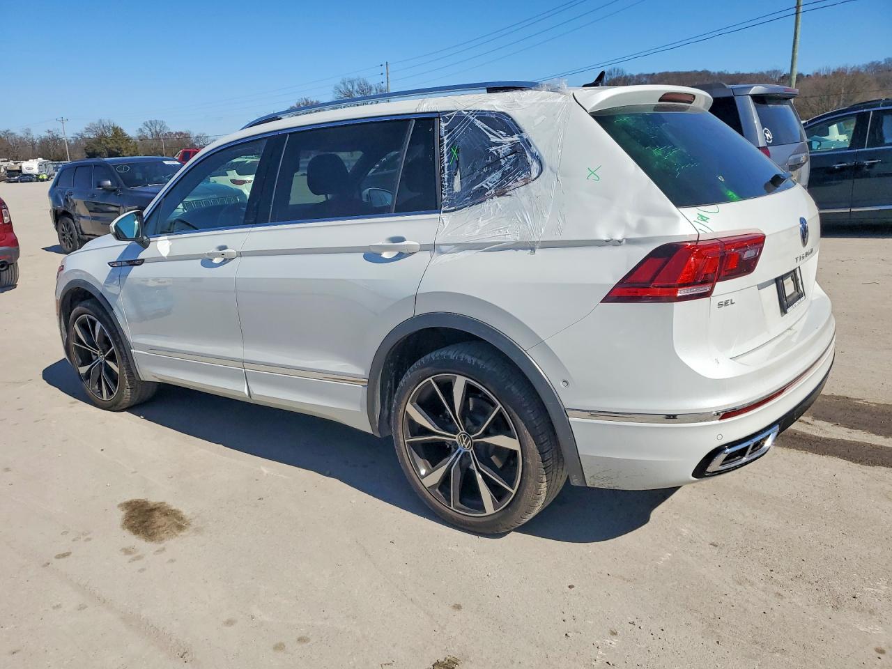 2024 VOLKSWAGEN TIGUAN SEL R-LINE BLACK photo 3