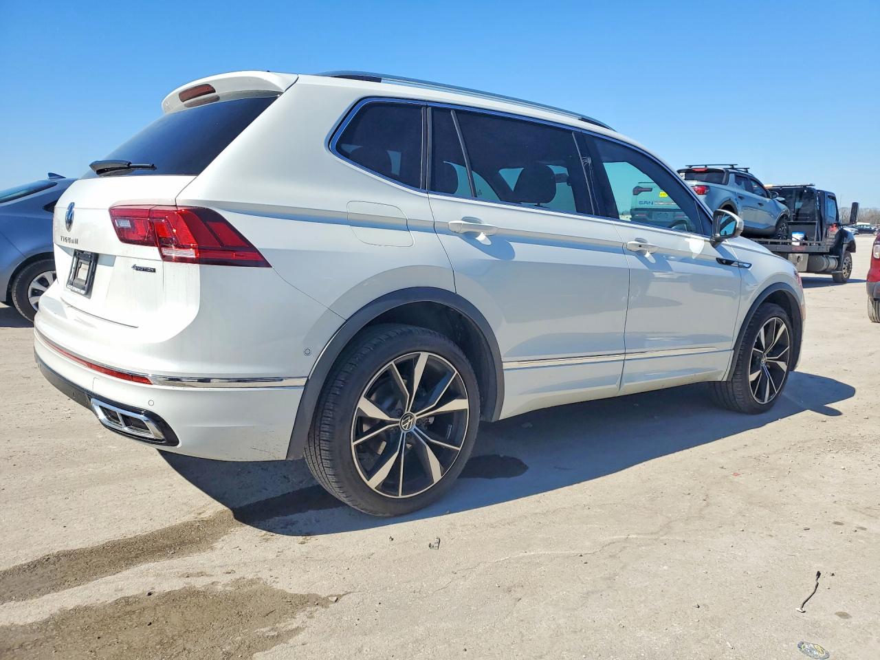 2024 VOLKSWAGEN TIGUAN SEL R-LINE BLACK photo 5