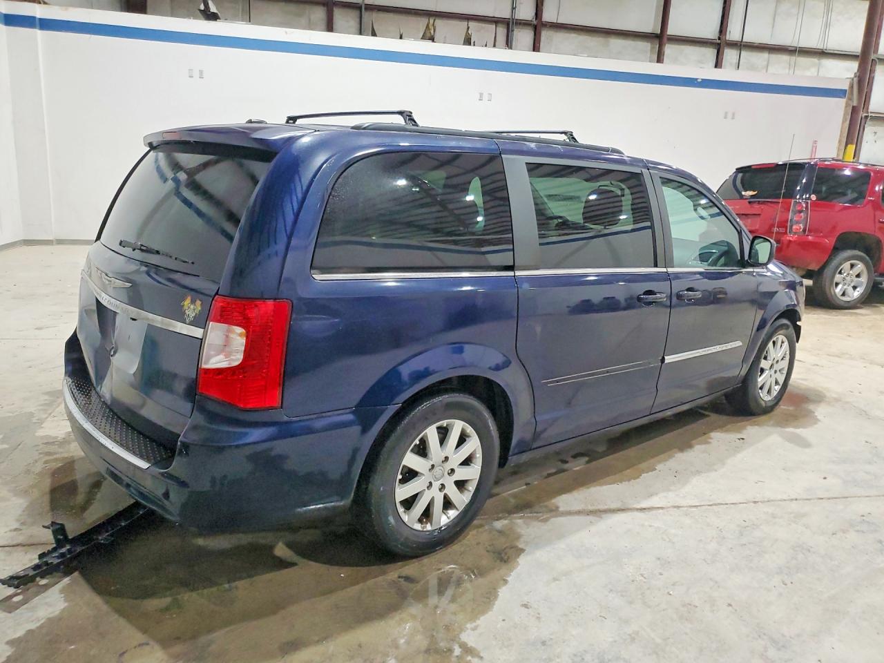 2012 CHRYSLER TOWN & COUNTRY TOURING photo 5