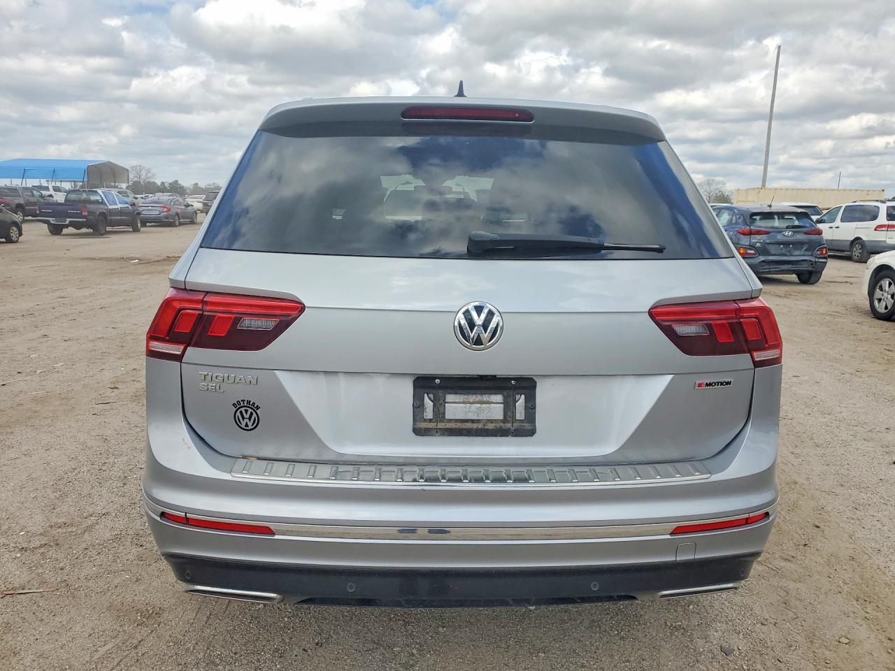 2020 VOLKSWAGEN TIGUAN SEL PREMIUM R-LINE photo 11