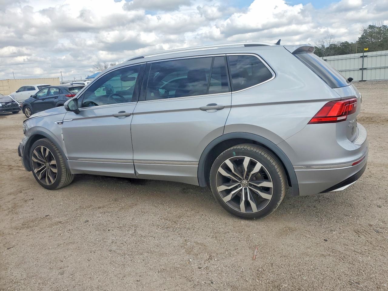 2020 VOLKSWAGEN TIGUAN SEL PREMIUM R-LINE photo 3
