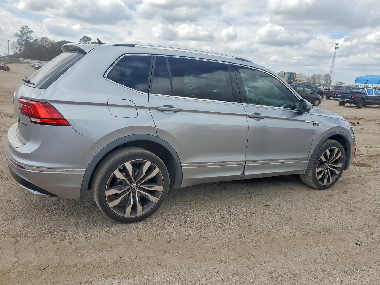 2020 VOLKSWAGEN TIGUAN SEL PREMIUM R-LINE photo 5