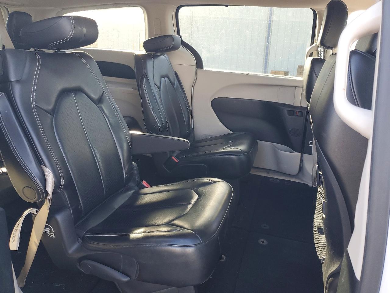 2020 CHRYSLER VOYAGER LXI photo 21
