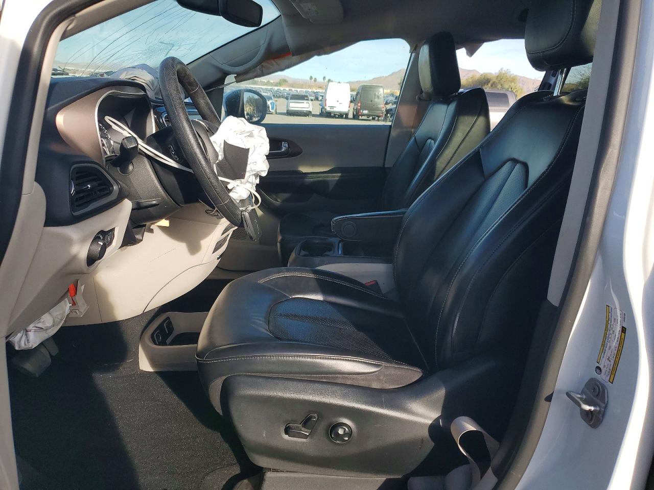 2020 CHRYSLER VOYAGER LXI photo 13