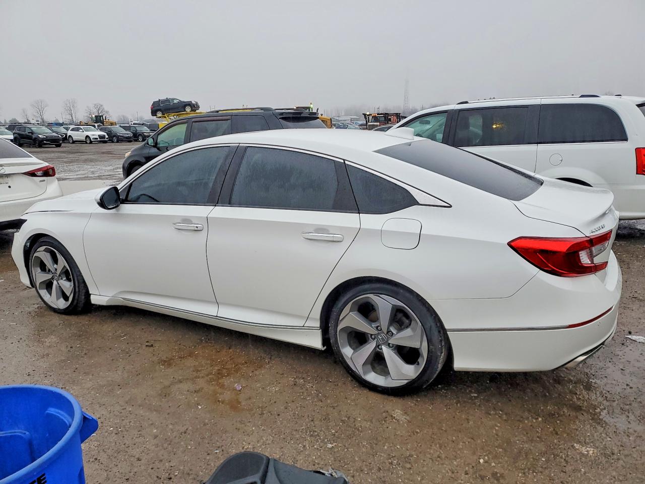2018 HONDA ACCORD TOURING photo 2