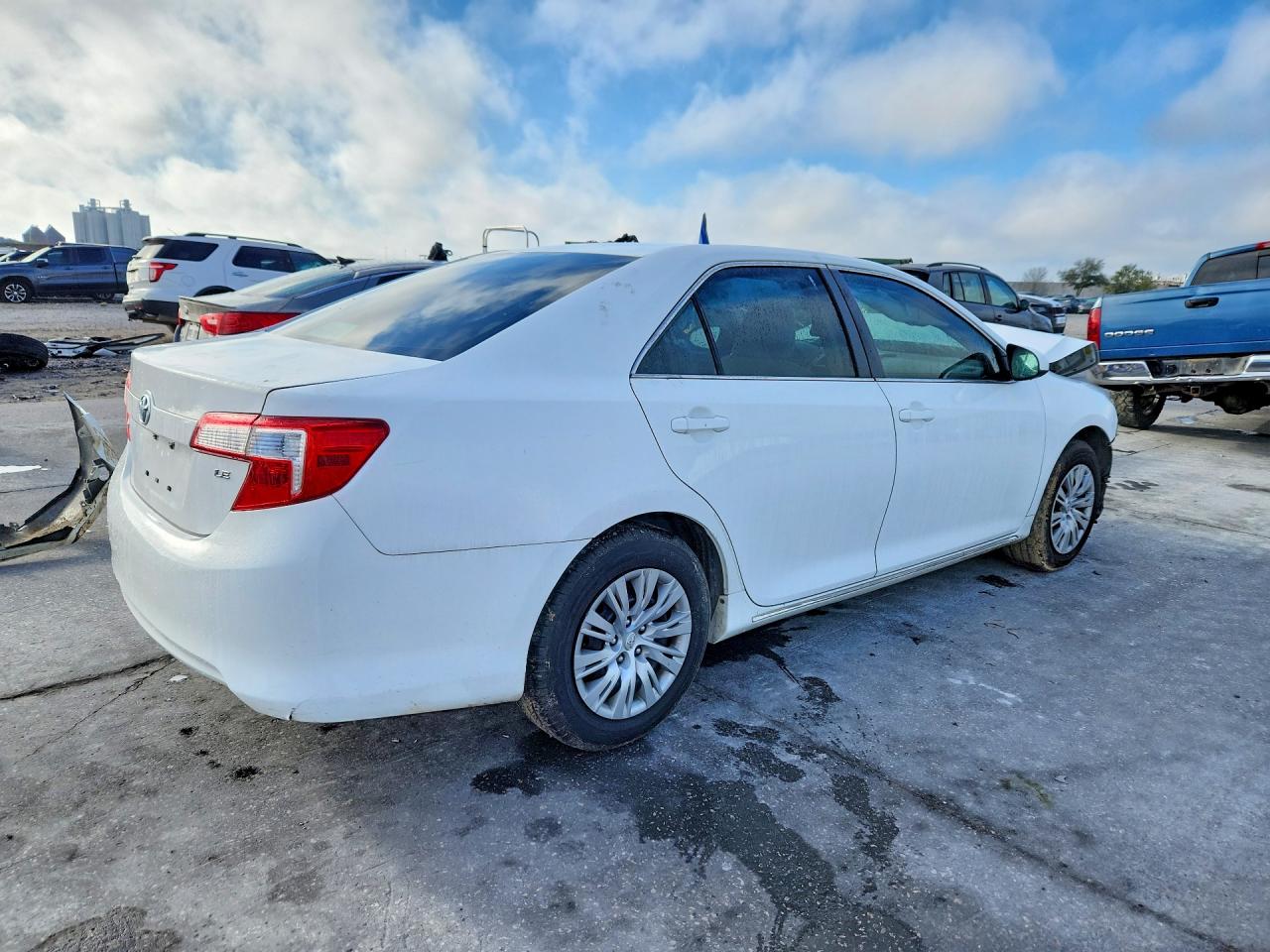 2012 TOYOTA CAMRY LE photo 3