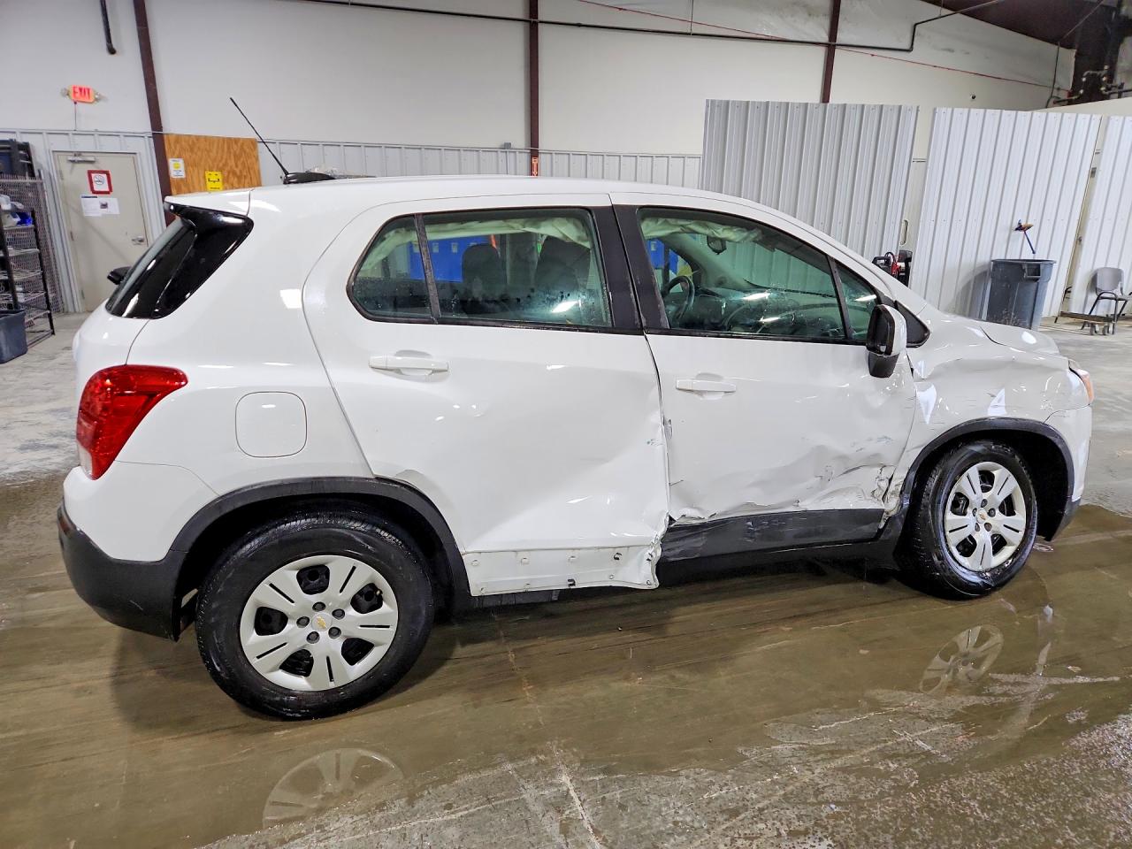 2015 CHEVROLET TRAX LS photo 3