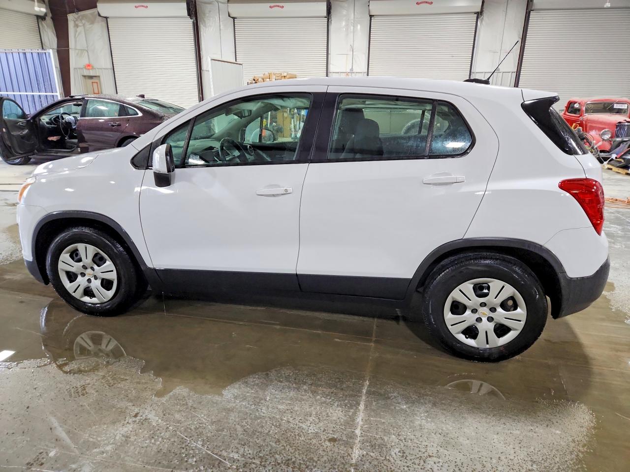 2015 CHEVROLET TRAX LS photo 2