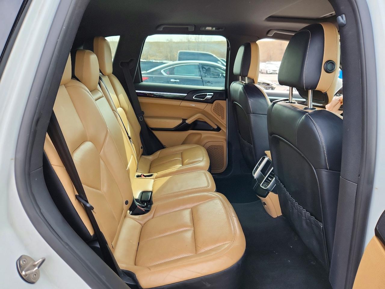 2016 PORSCHE CAYENNE photo 11