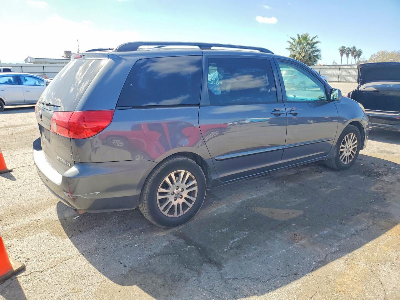 2009 TOYOTA SIENNA XLE photo 5