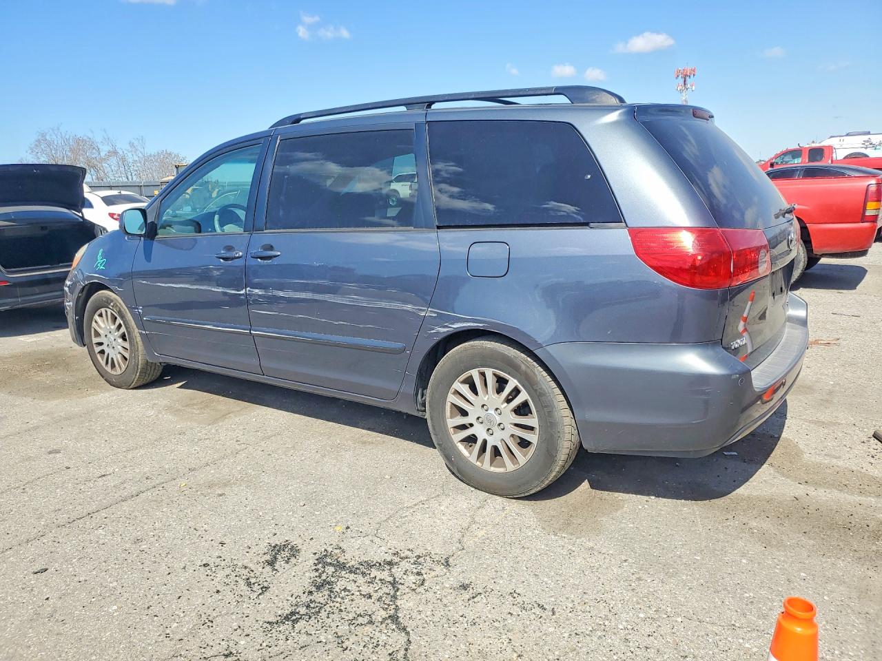 2009 TOYOTA SIENNA XLE photo 3