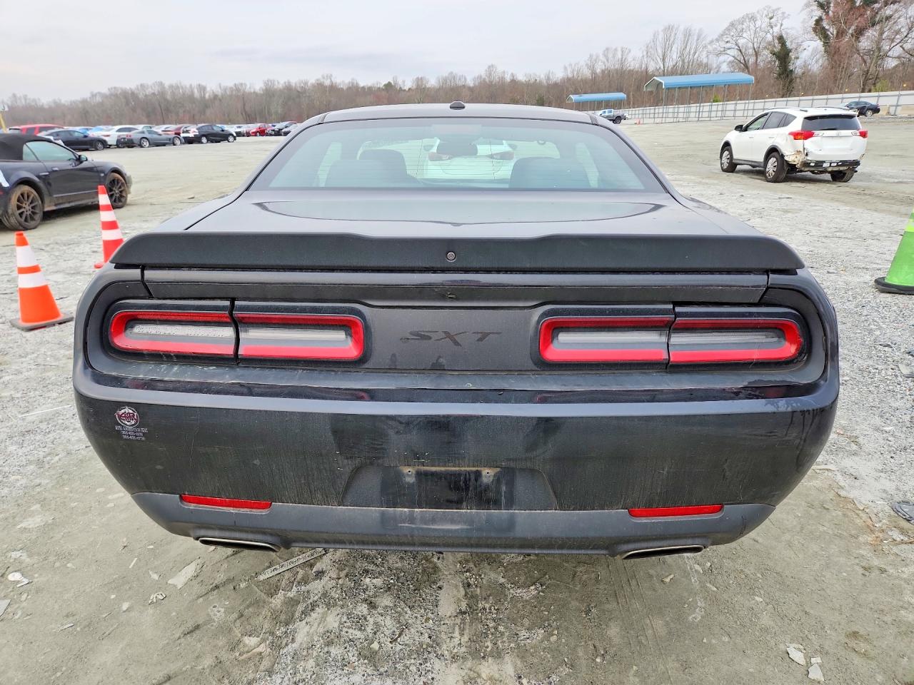 2016 DODGE CHALLENGER SXT photo 11
