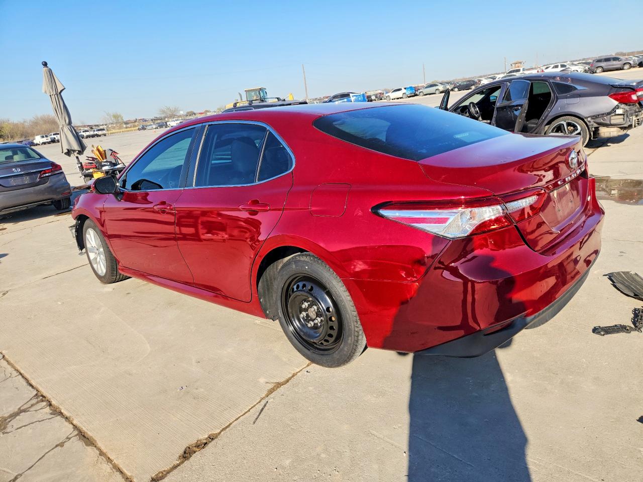 2018 TOYOTA CAMRY LE photo 2