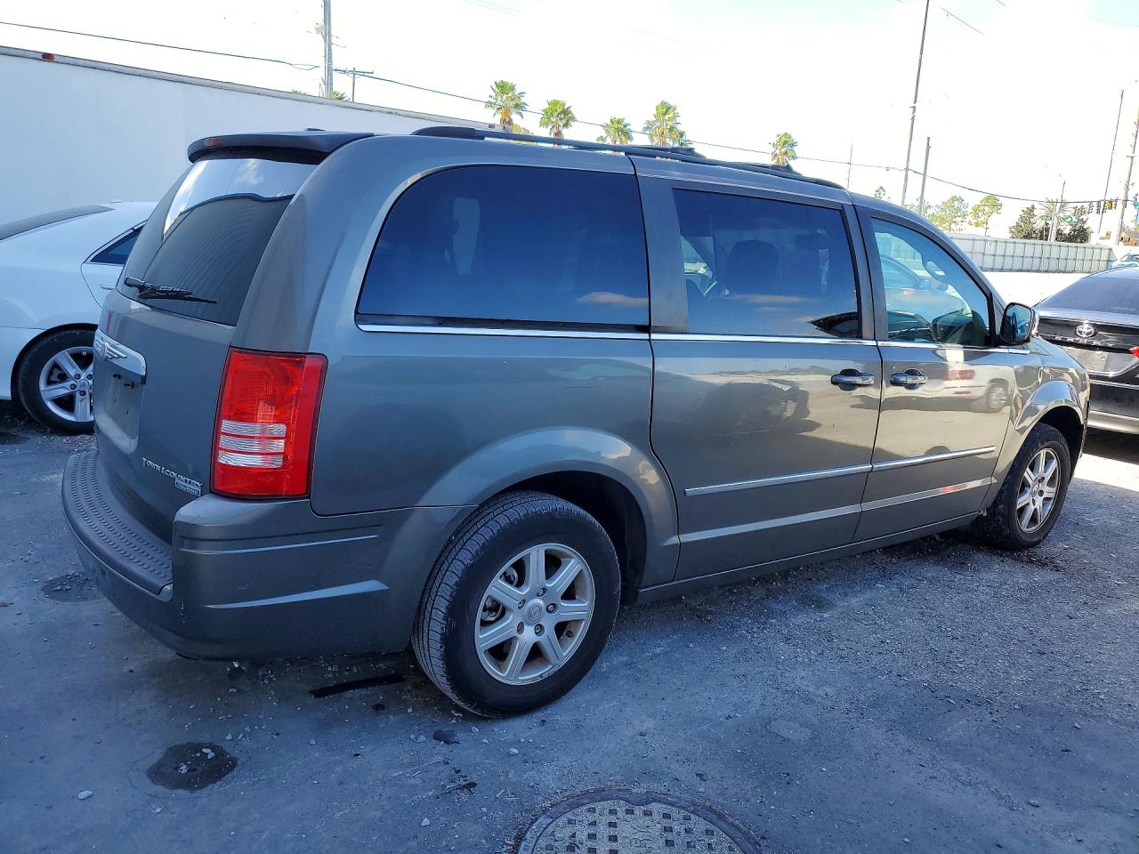 2010 CHRYSLER TOWN & COUNTRY TOURING photo 5