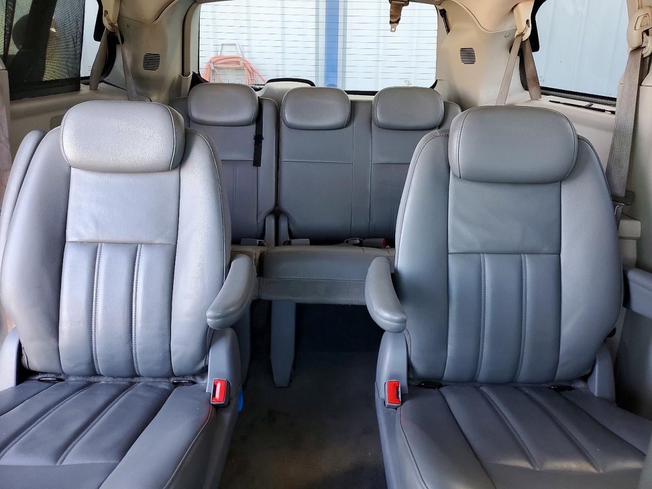 2010 CHRYSLER TOWN & COUNTRY TOURING photo 19