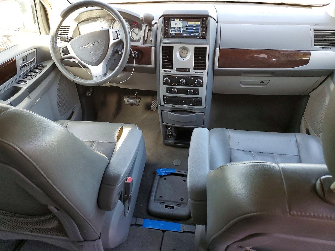 2010 CHRYSLER TOWN & COUNTRY TOURING photo 15
