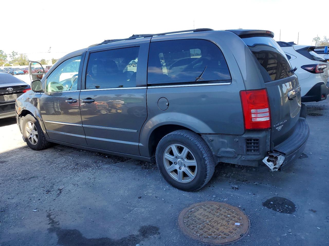 2010 CHRYSLER TOWN & COUNTRY TOURING photo 3