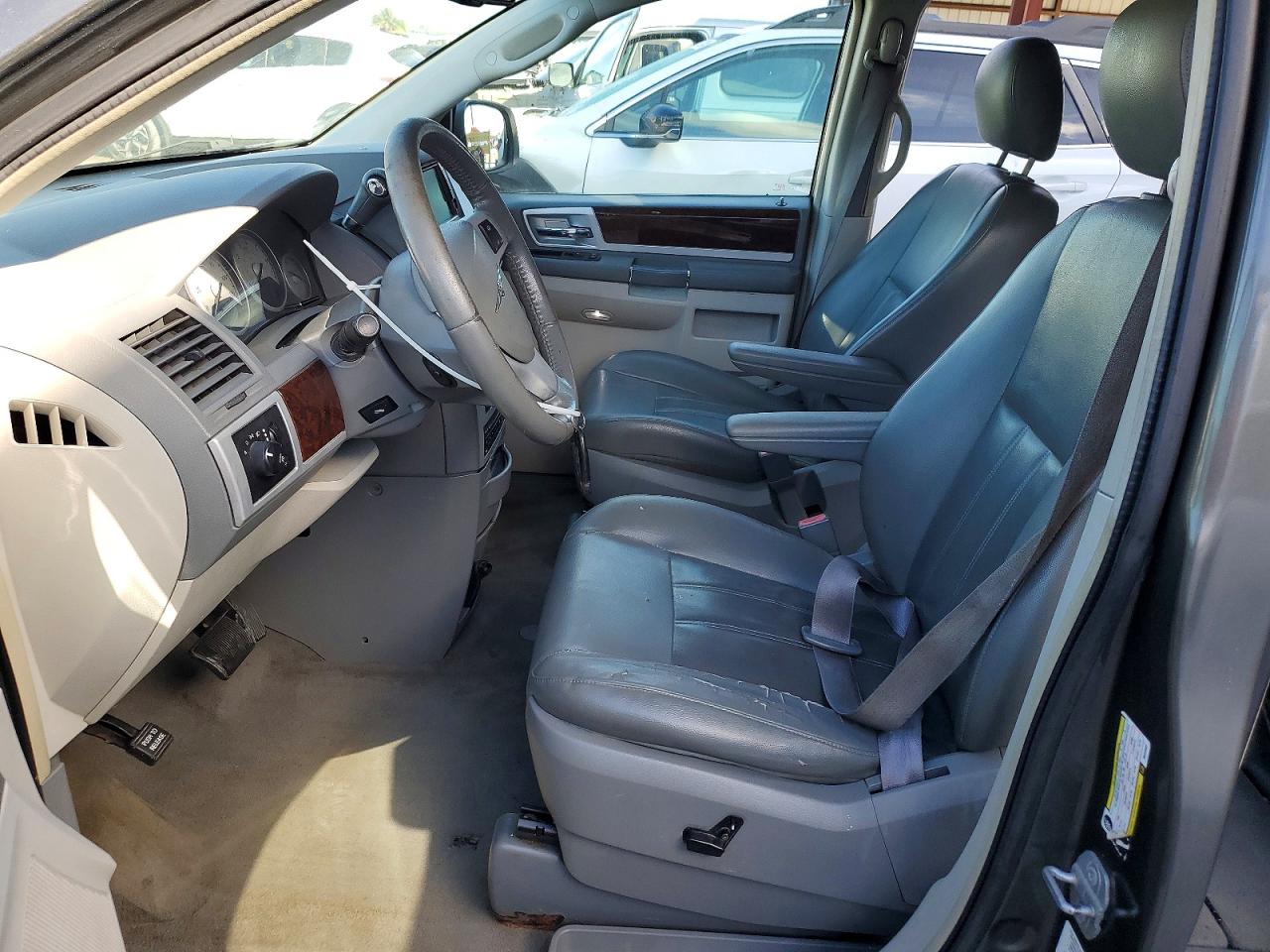 2010 CHRYSLER TOWN & COUNTRY TOURING photo 13