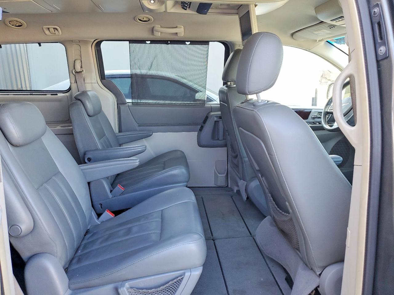 2010 CHRYSLER TOWN & COUNTRY TOURING photo 21