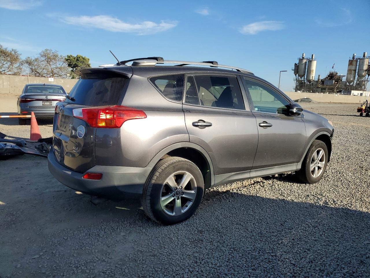 2015 TOYOTA RAV4 XLE photo 7