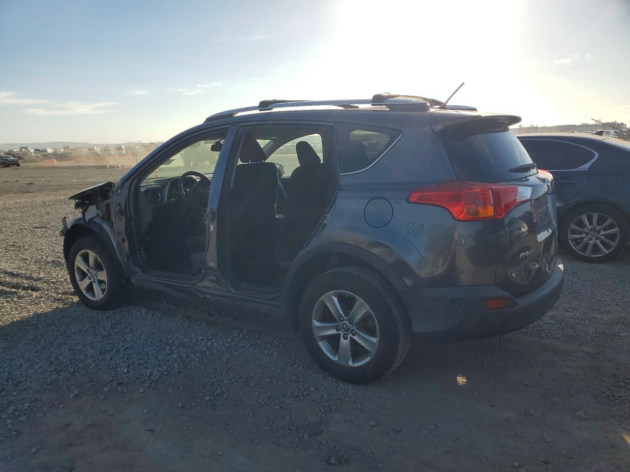 2015 TOYOTA RAV4 XLE photo 4