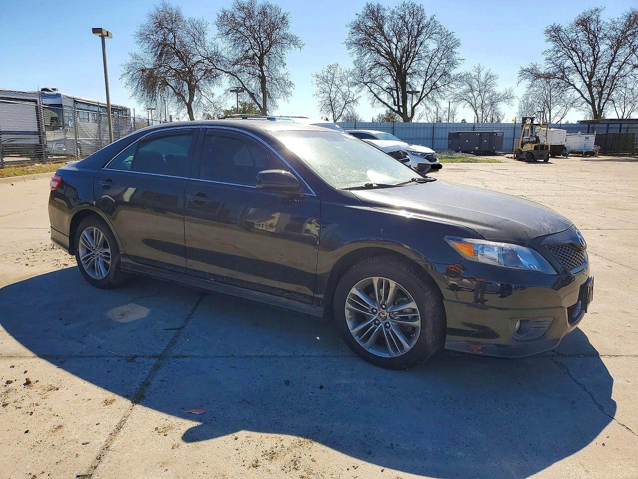 2011 TOYOTA CAMRY SE photo 4