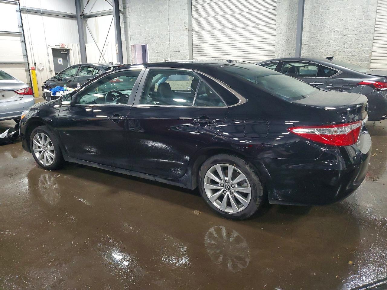 2017 TOYOTA CAMRY XLE photo 2