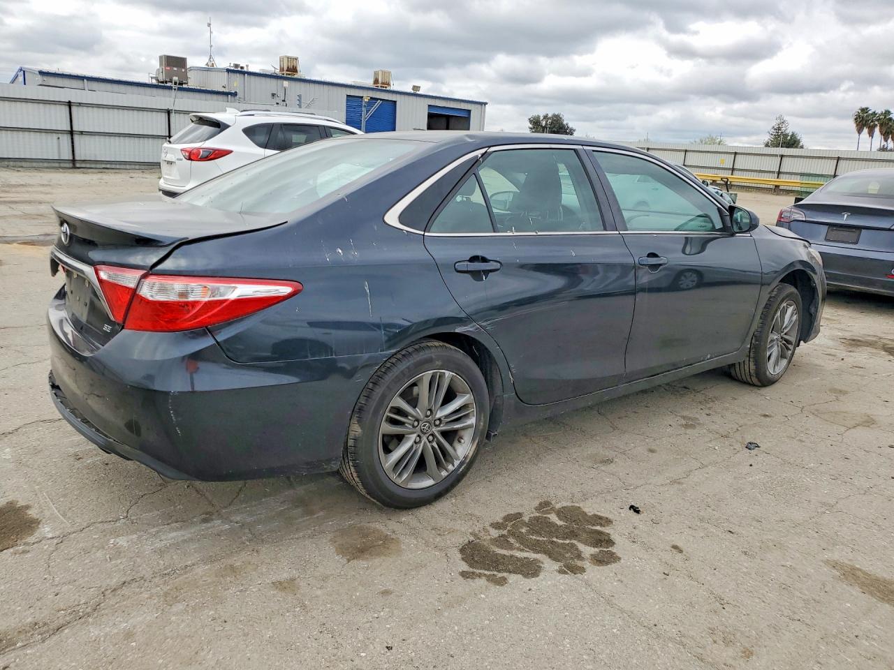 2017 TOYOTA CAMRY SE photo 3