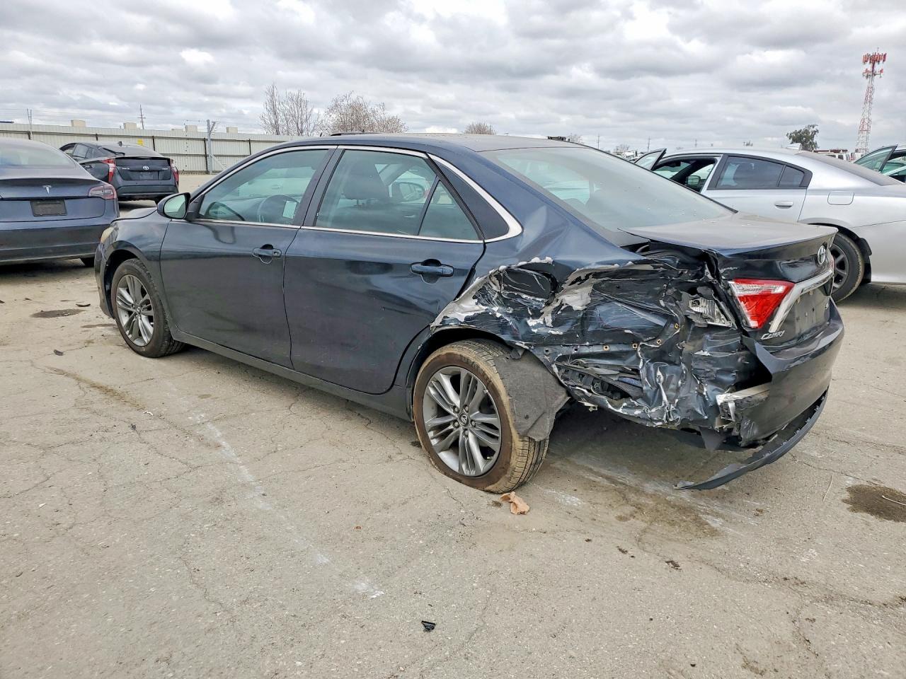 2017 TOYOTA CAMRY SE photo 2