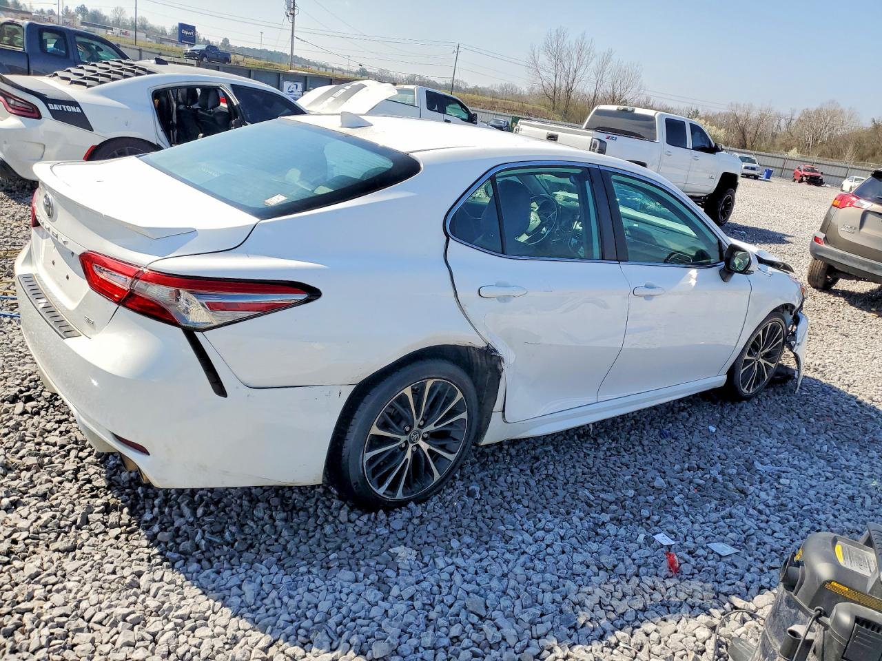 2019 TOYOTA CAMRY SE photo 3