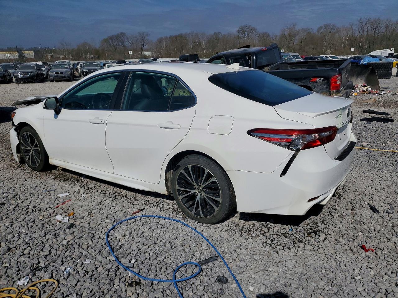 2019 TOYOTA CAMRY SE photo 2