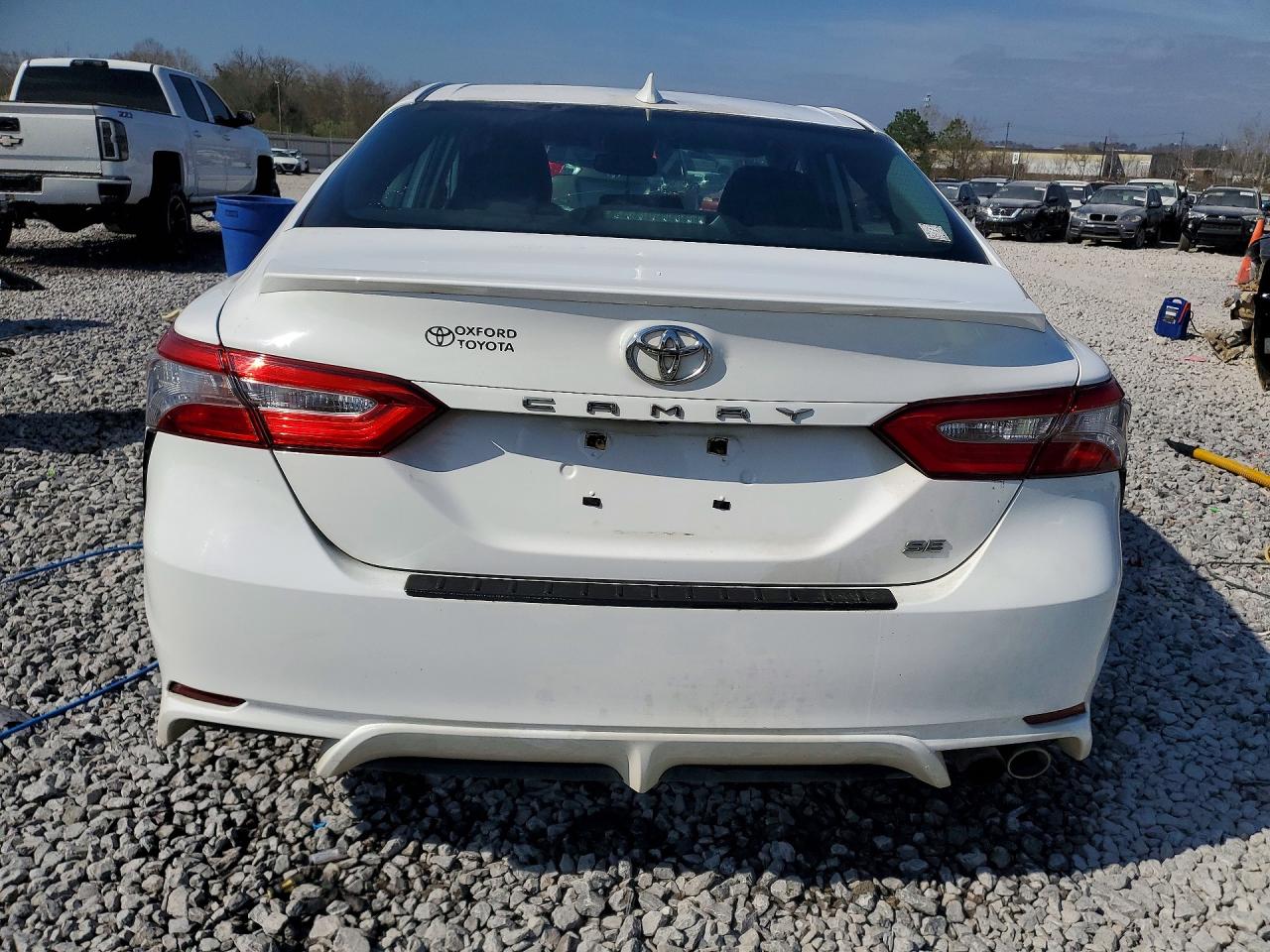 2019 TOYOTA CAMRY SE photo 6