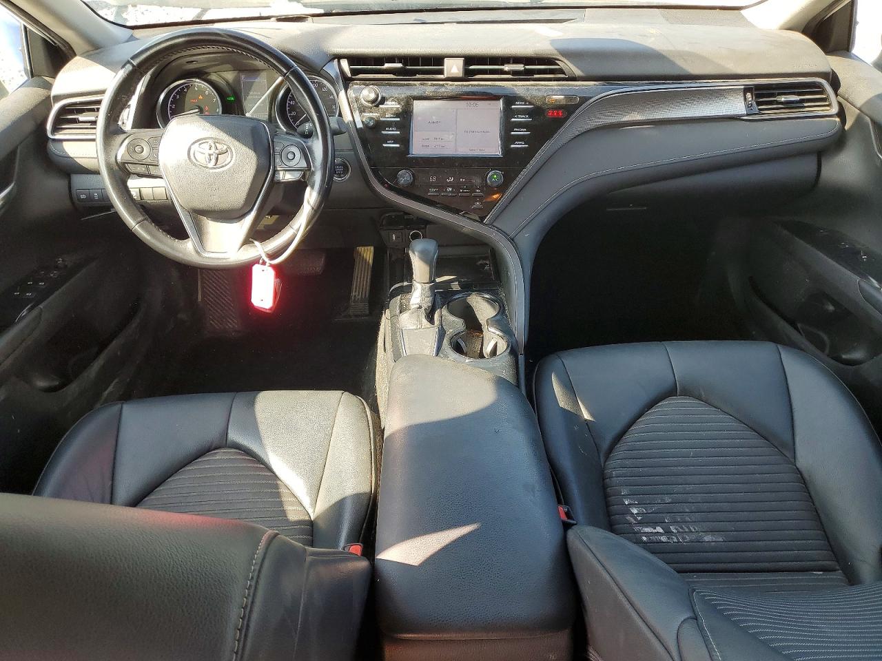 2019 TOYOTA CAMRY SE photo 8
