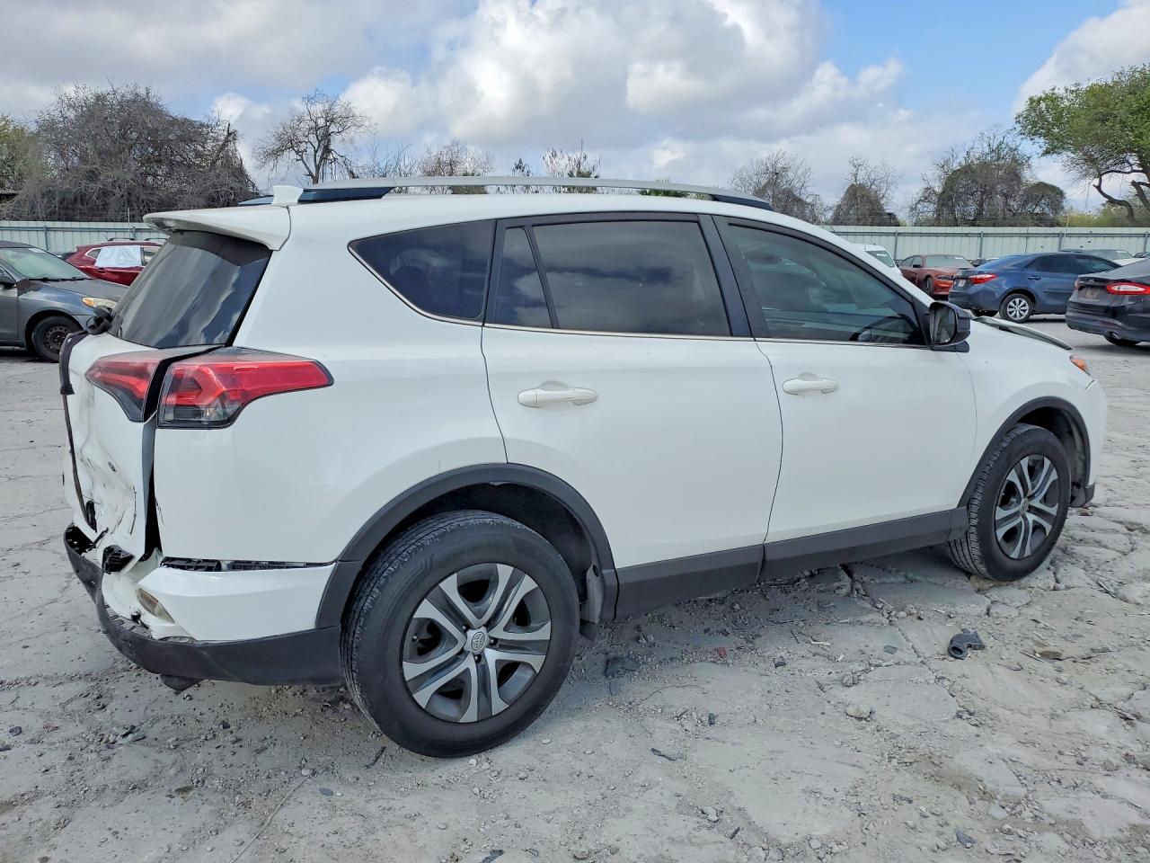 2018 TOYOTA RAV4 LE photo 3