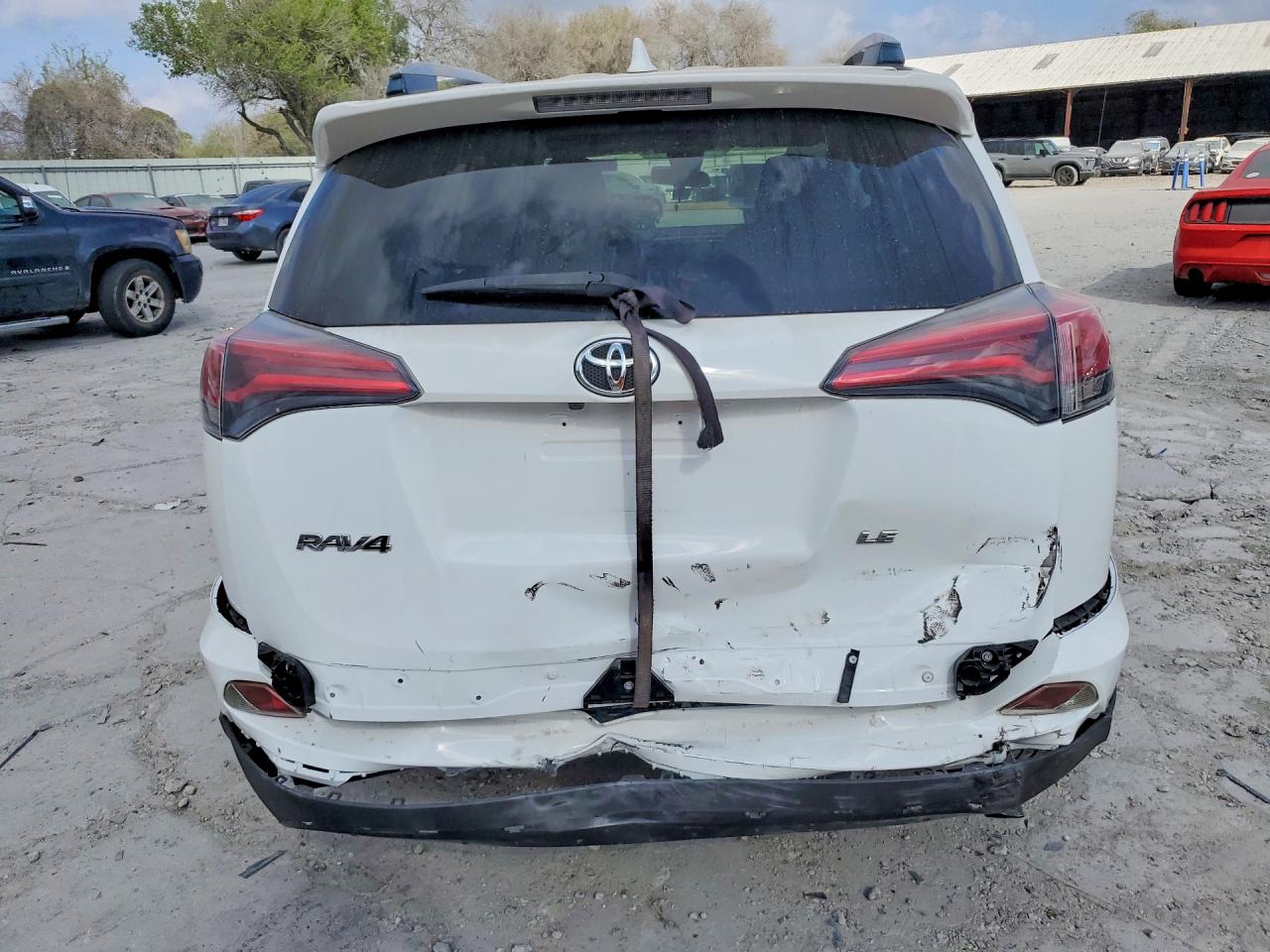 2018 TOYOTA RAV4 LE photo 6