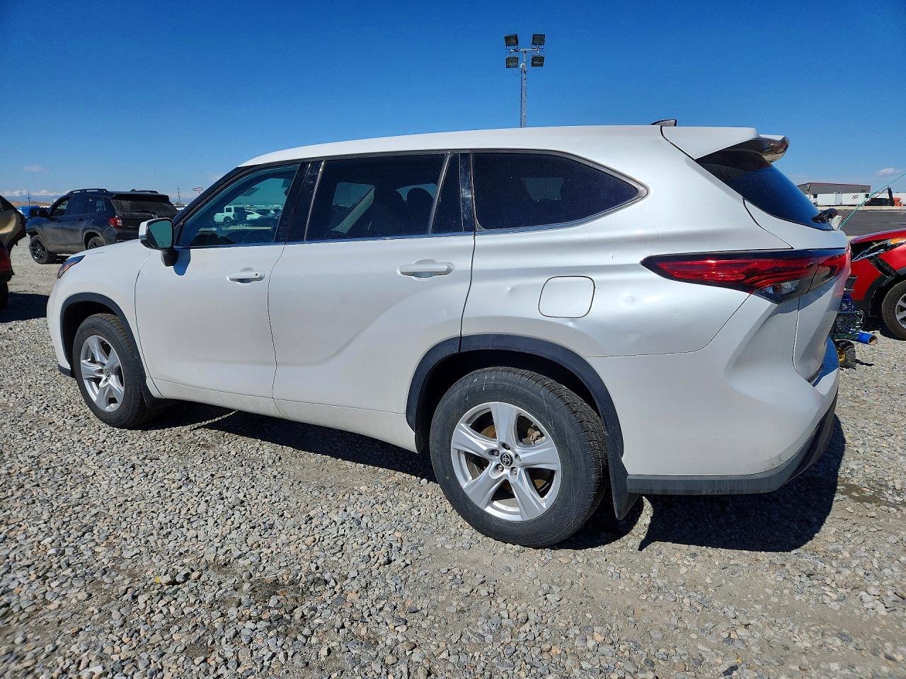 2022 TOYOTA HIGHLANDER LE photo 3